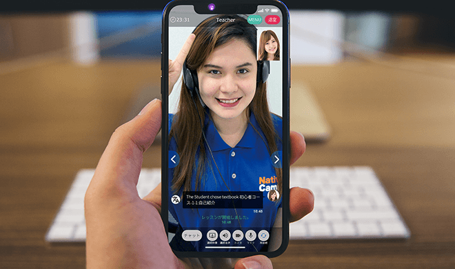スマホで英会話レッスンをする女性